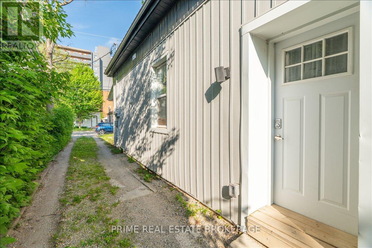 193 CLARENCE STREET - 35