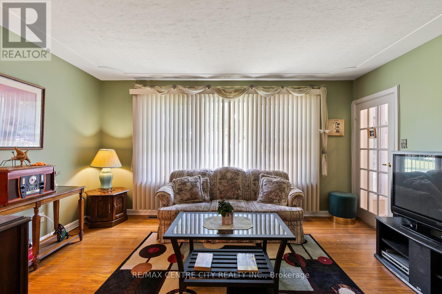 219 FAIRWAY AVENUE - 13