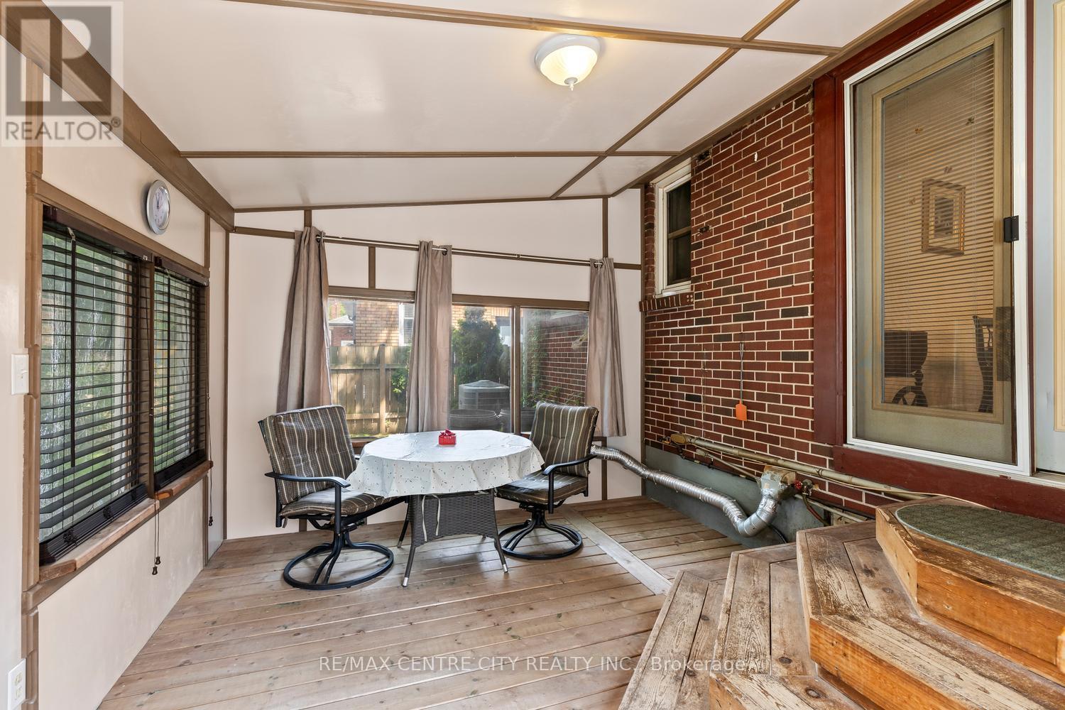219 FAIRWAY AVENUE - 23