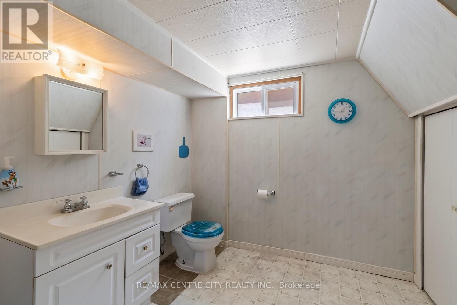 219 FAIRWAY AVENUE - 25