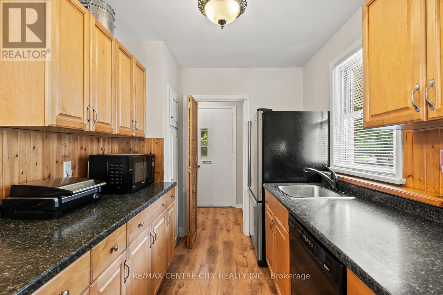 219 FAIRWAY AVENUE - 7