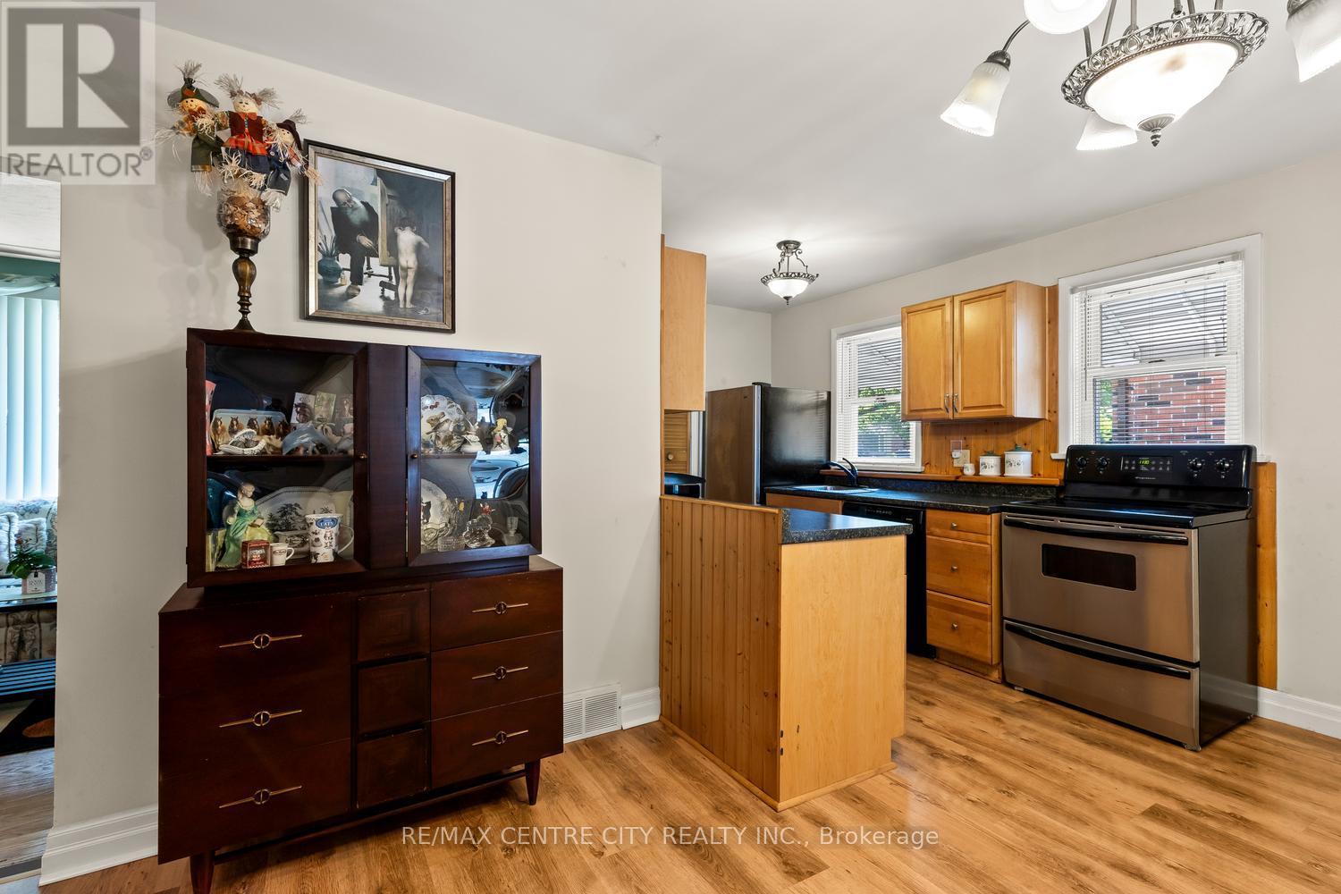 219 FAIRWAY AVENUE - 8