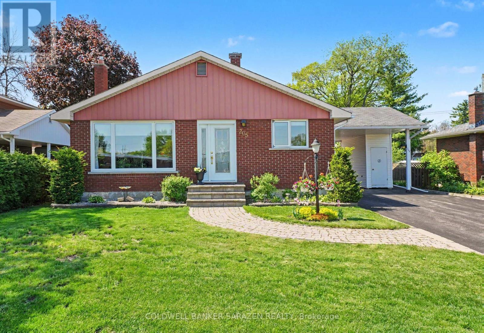 205 AIRTH BOULEVARD W - 4