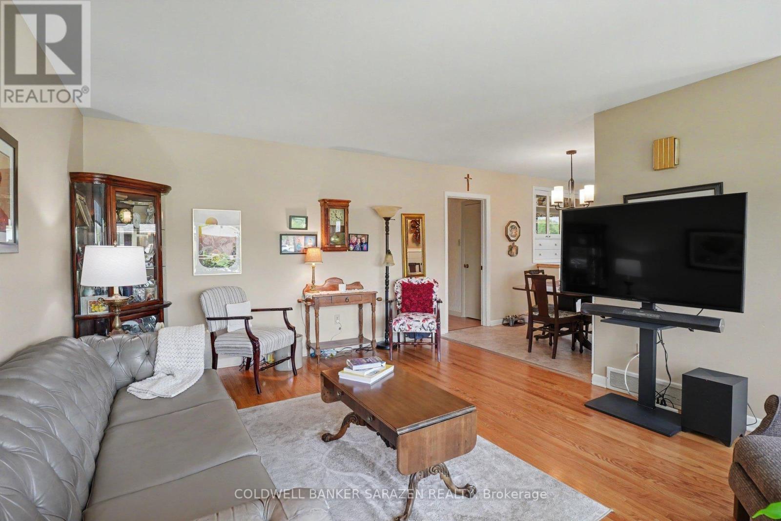 205 AIRTH BOULEVARD W - 7