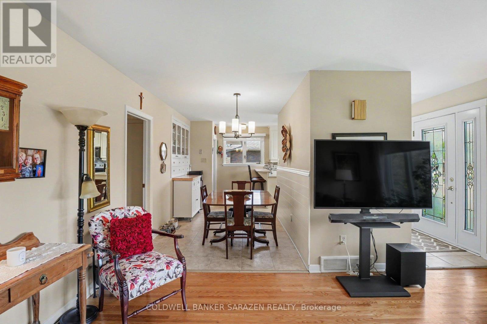 205 AIRTH BOULEVARD W - 9