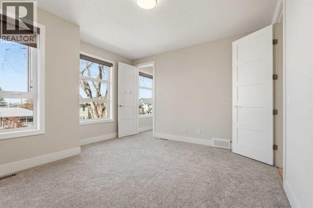 1923 49 Avenue SW - 36
