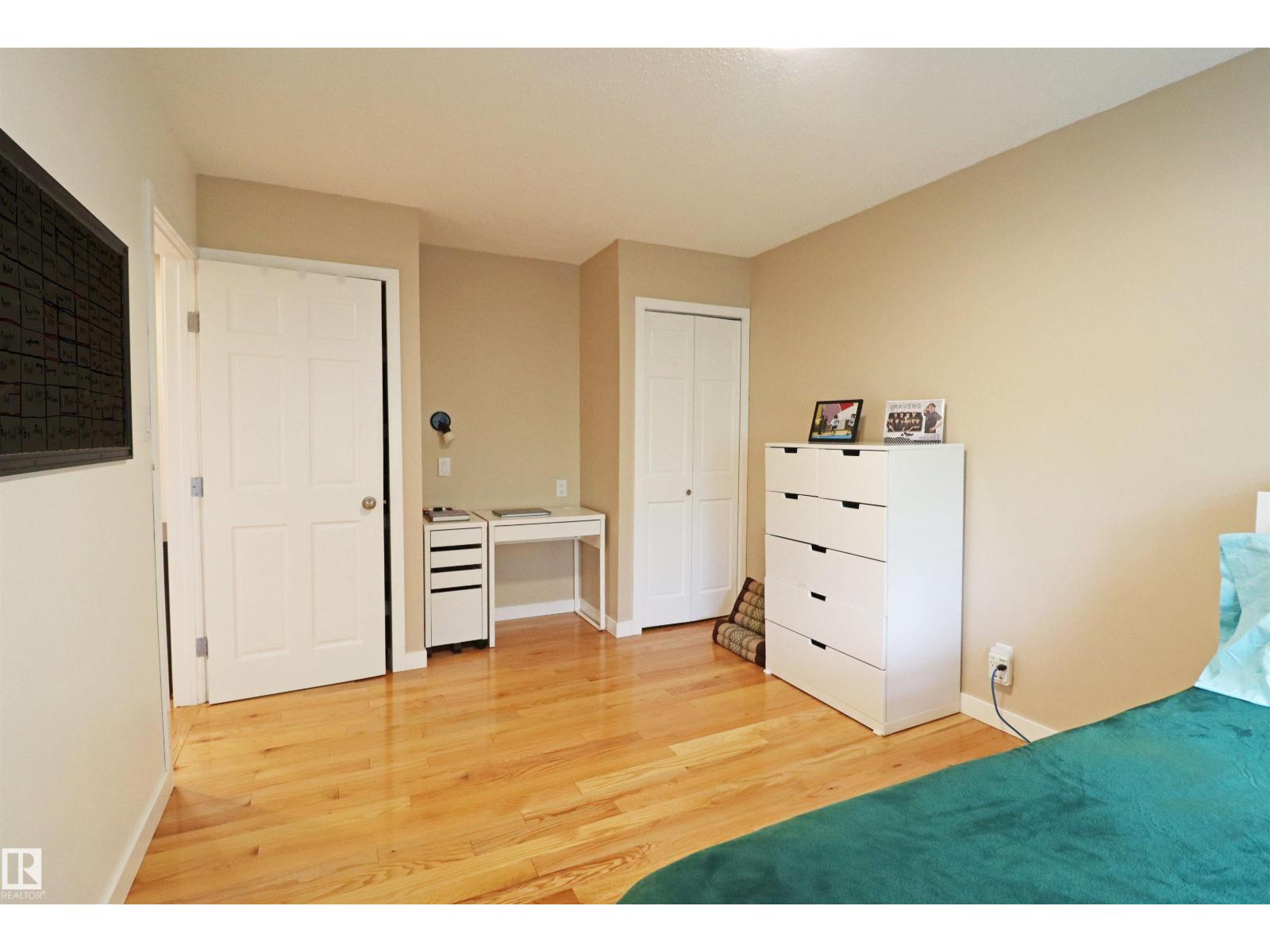 6 MARLBORO PL - 32