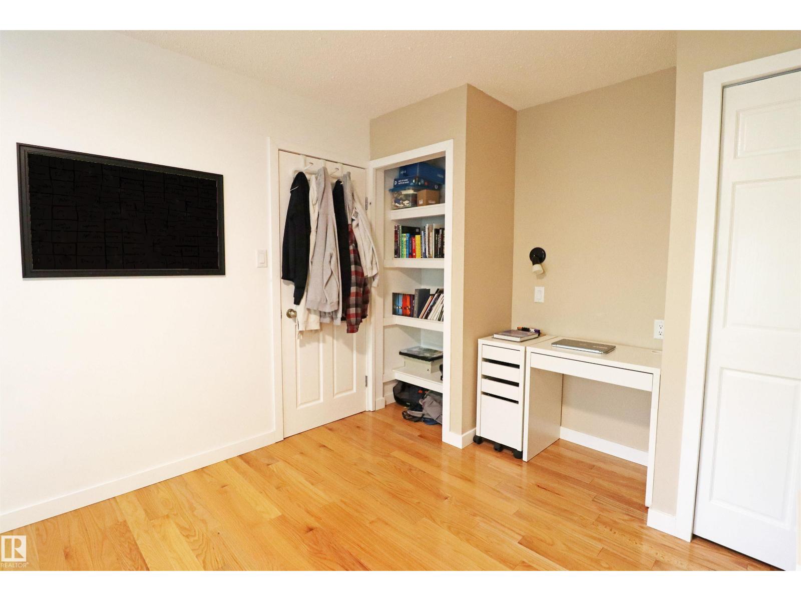 6 MARLBORO PL - 33