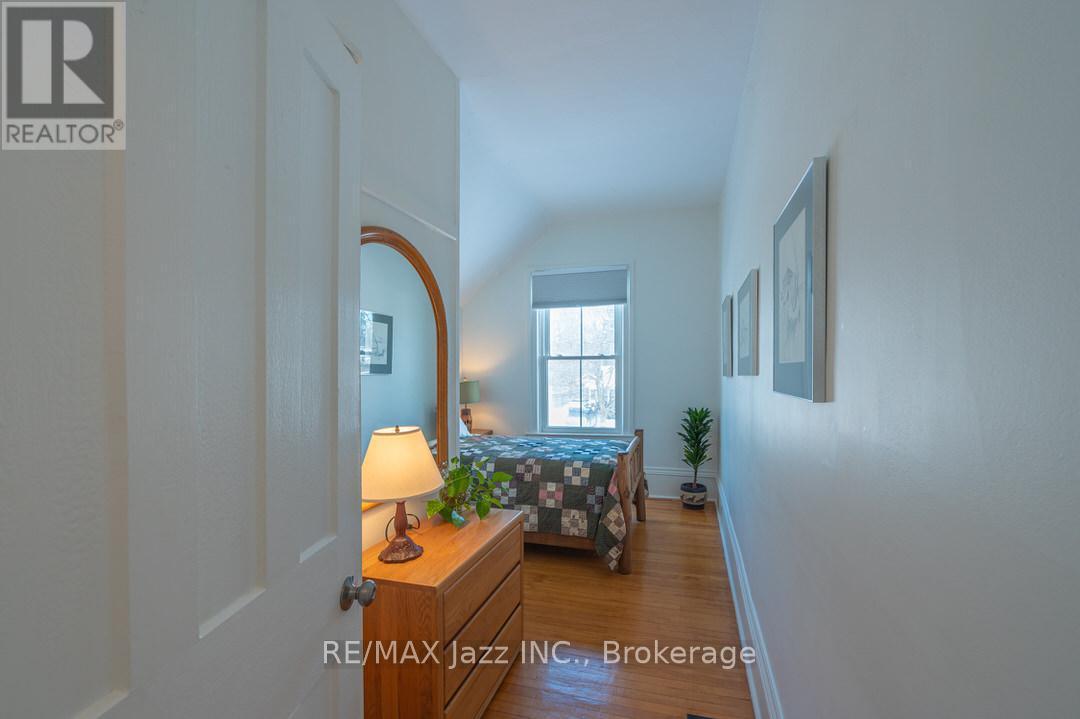 122 RICHARD STREET - 19