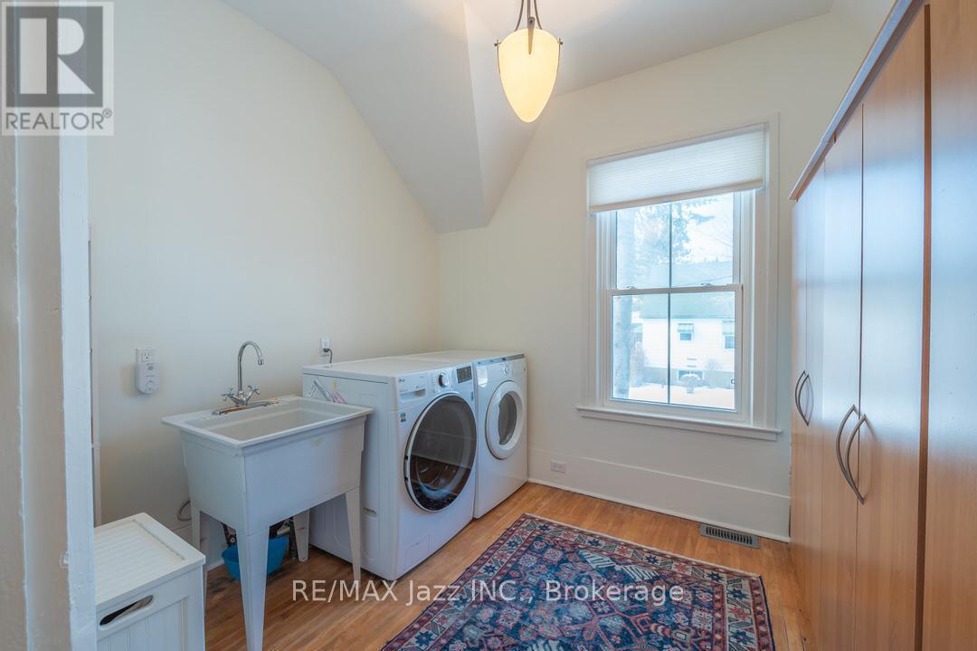 122 RICHARD STREET - 23