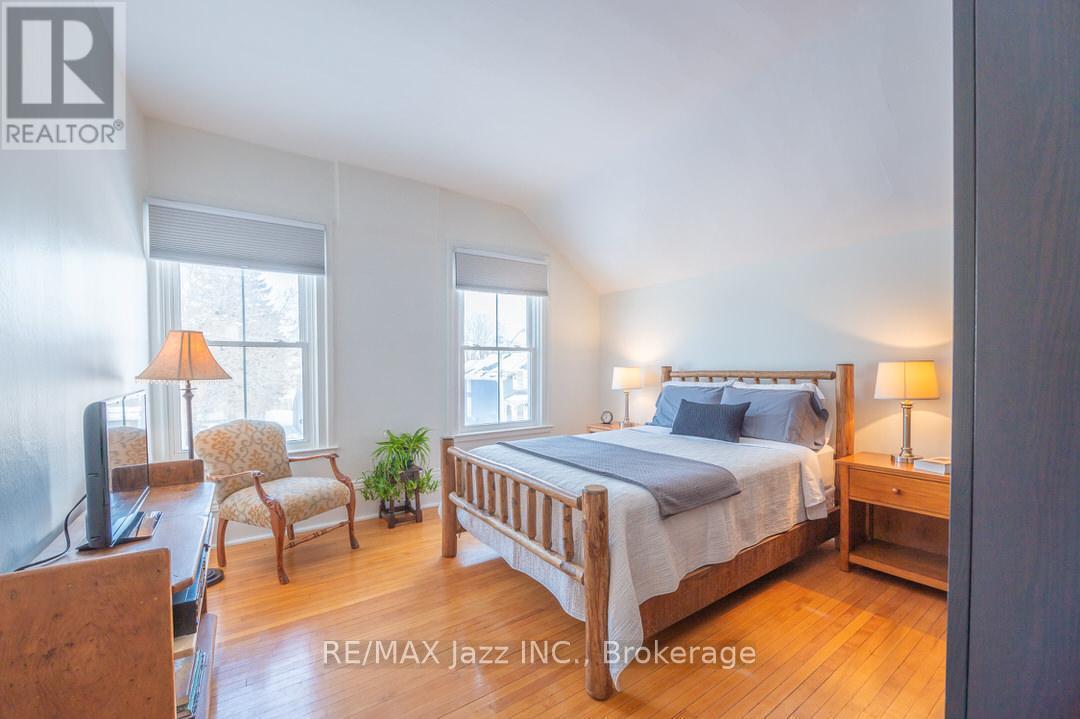 122 RICHARD STREET - 24