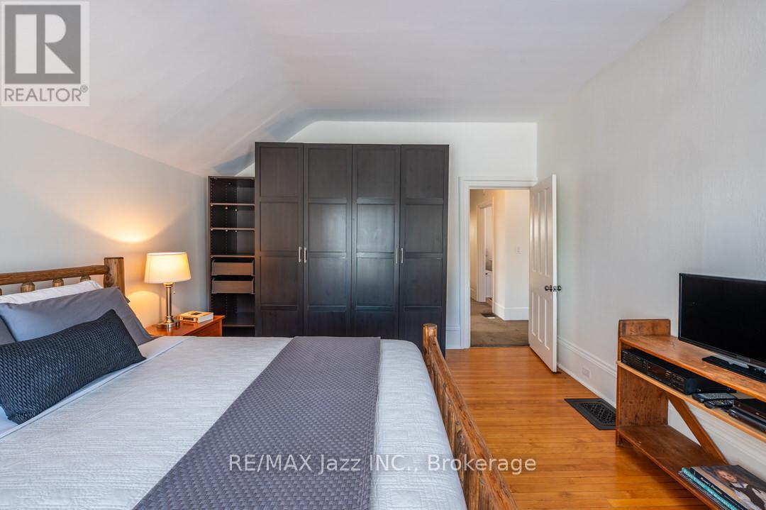 122 RICHARD STREET - 25