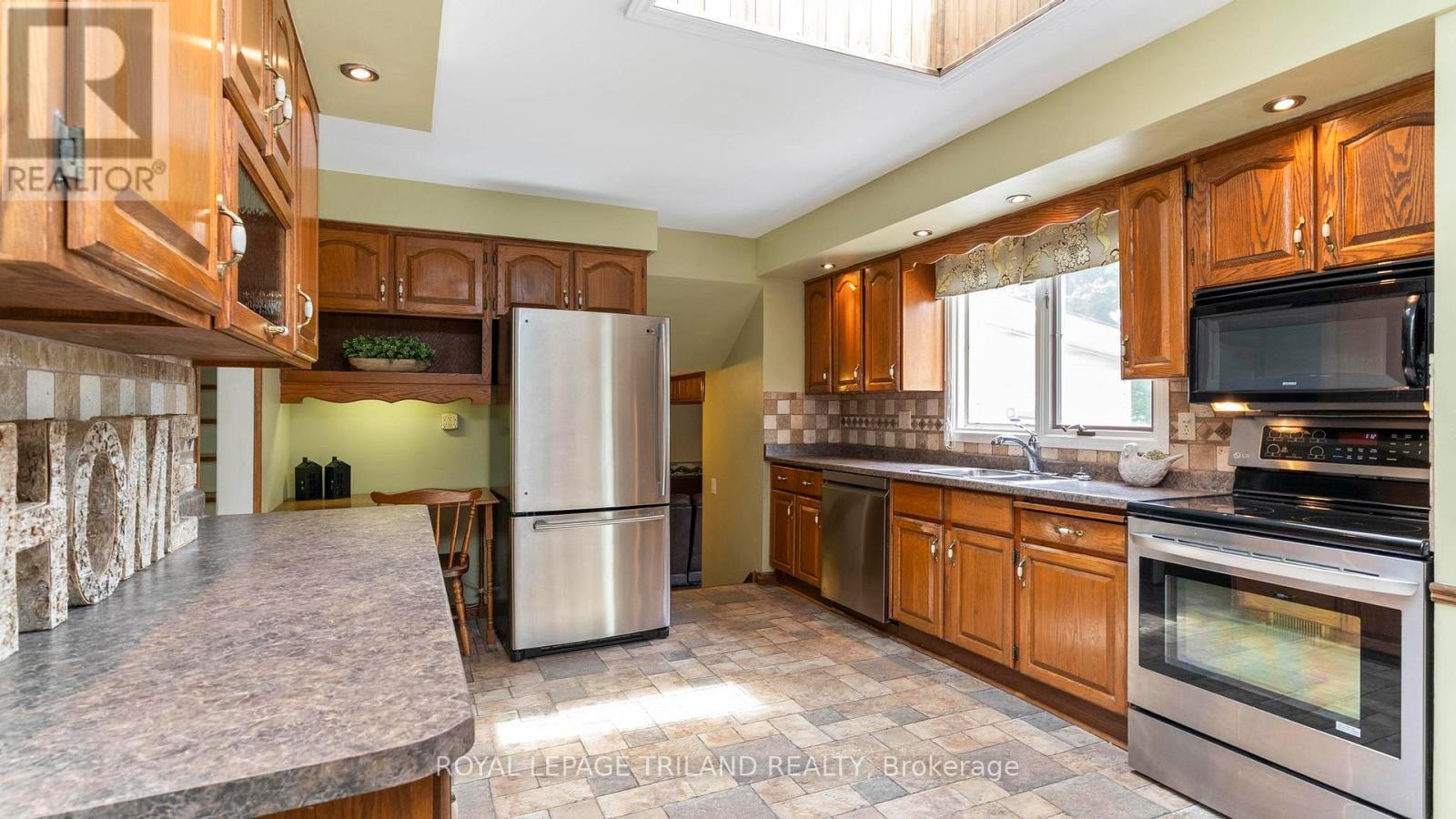 4 CONIFER CRESCENT - 11