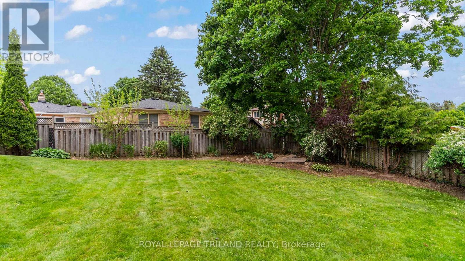4 CONIFER CRESCENT - 36