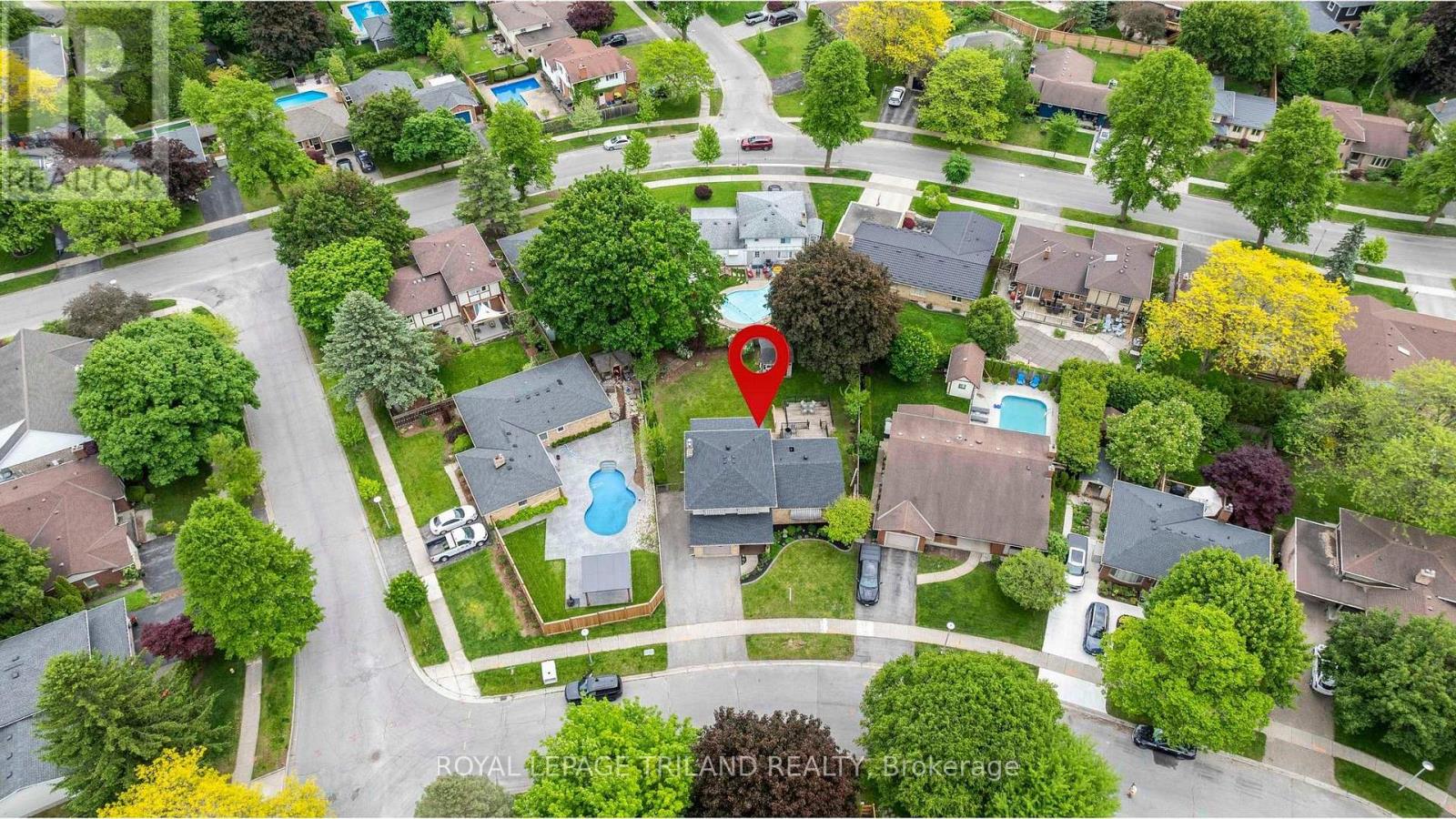 4 CONIFER CRESCENT - 40