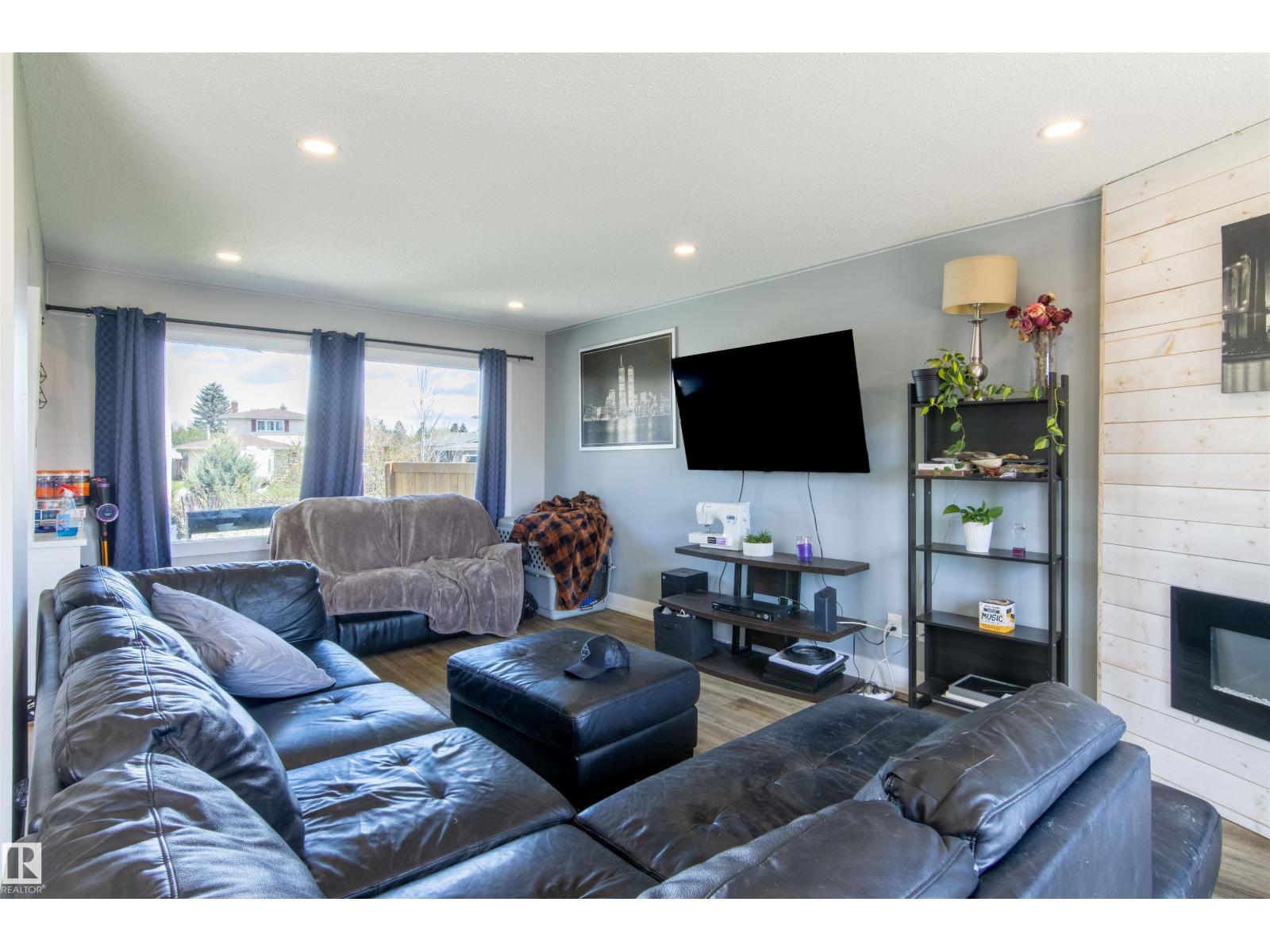 7115 39A AV NW - 8