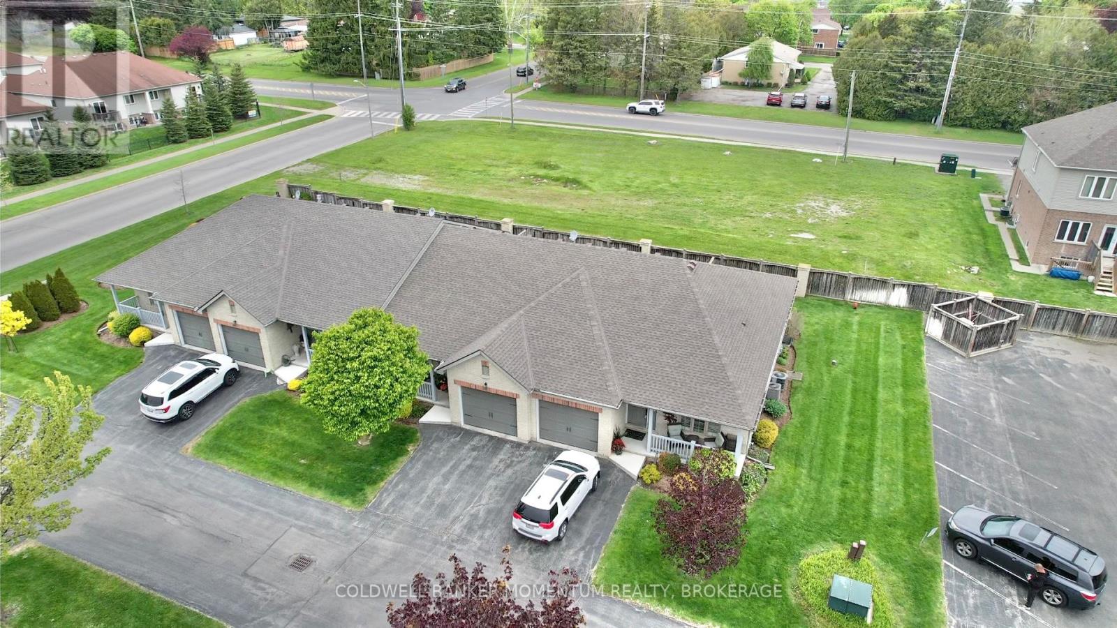#4 409 QUEEN STREET S - 27