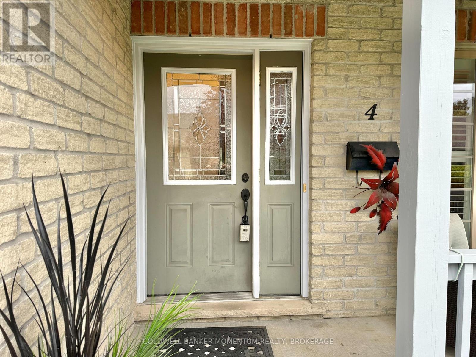 #4 409 QUEEN STREET S - 4