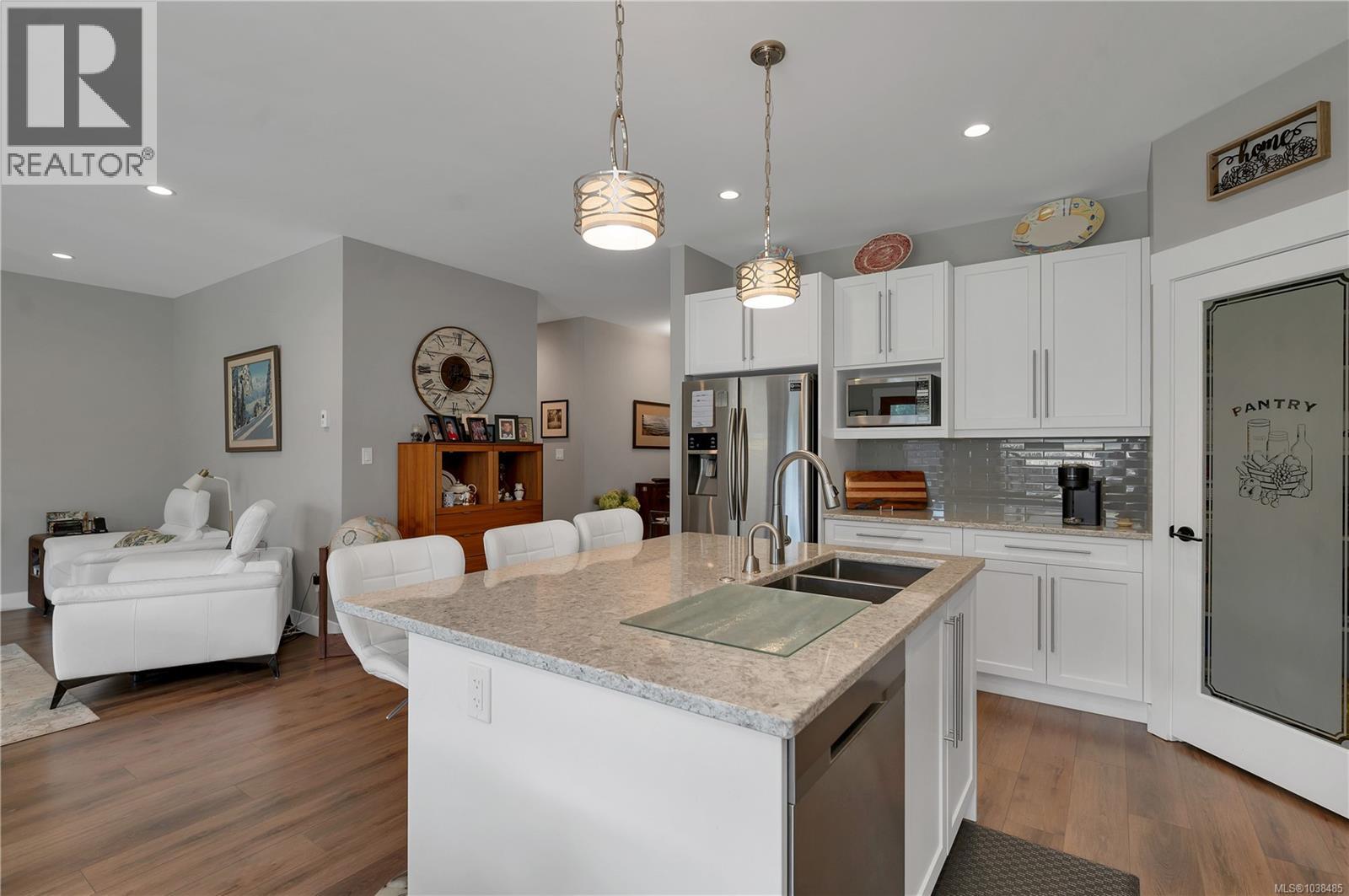719 Sitka St - 5