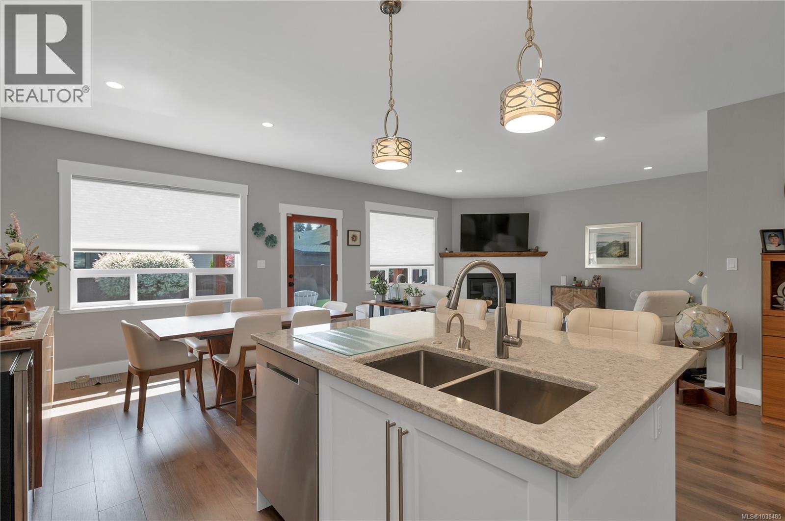 719 Sitka St - 6
