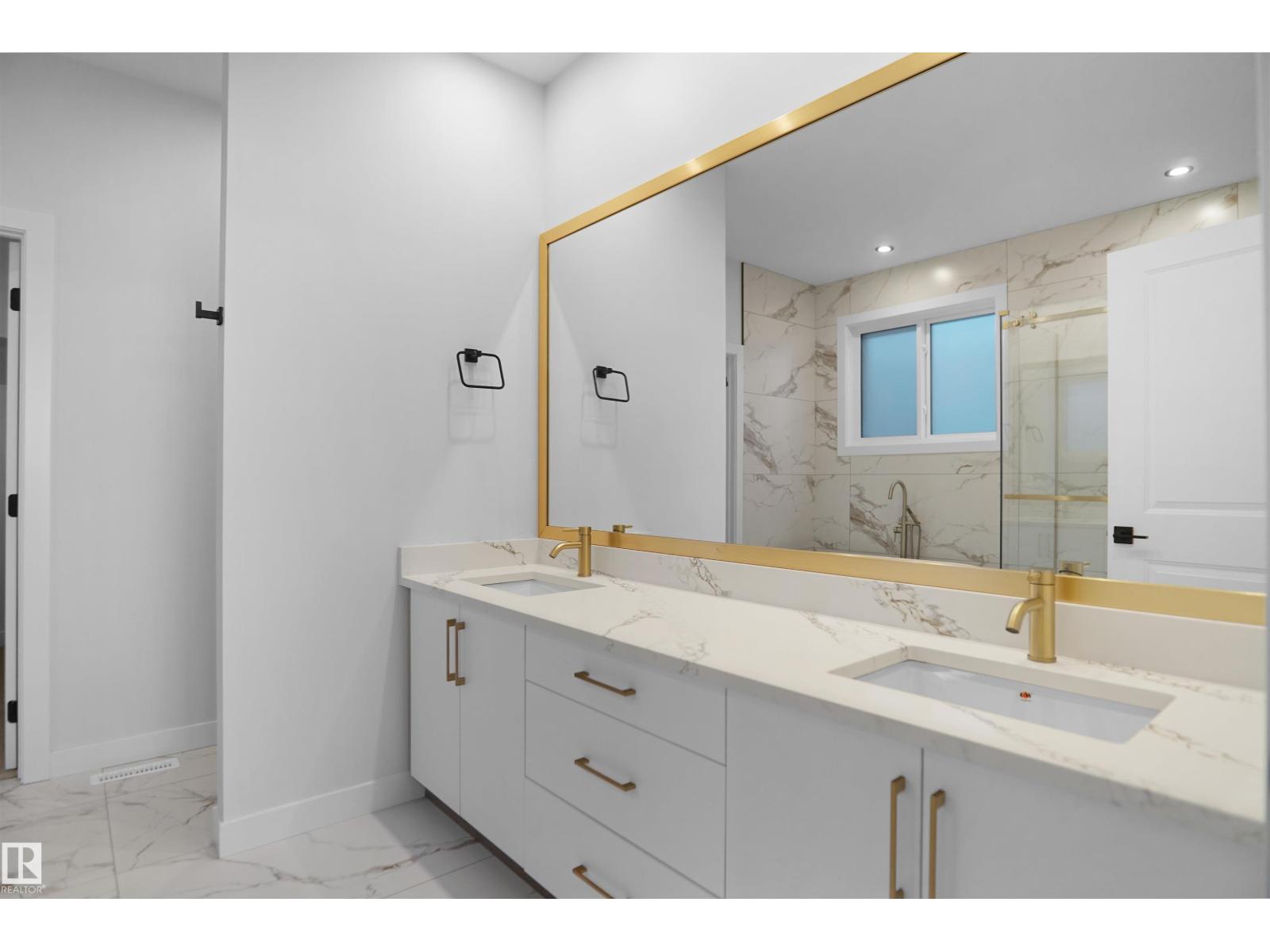 6403 29 AVE SW - 20