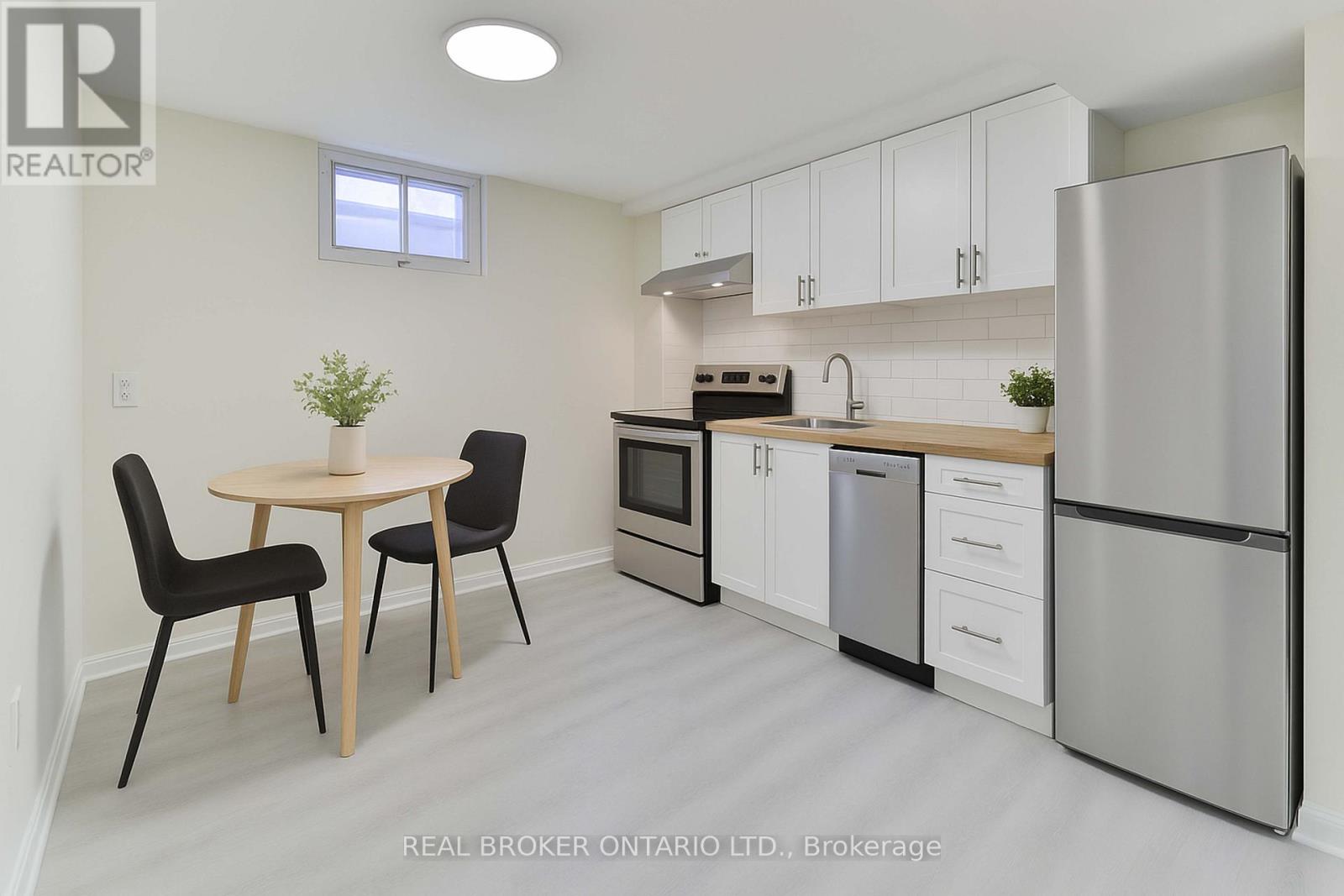 32 CHRISTINA CRESCENT - 22