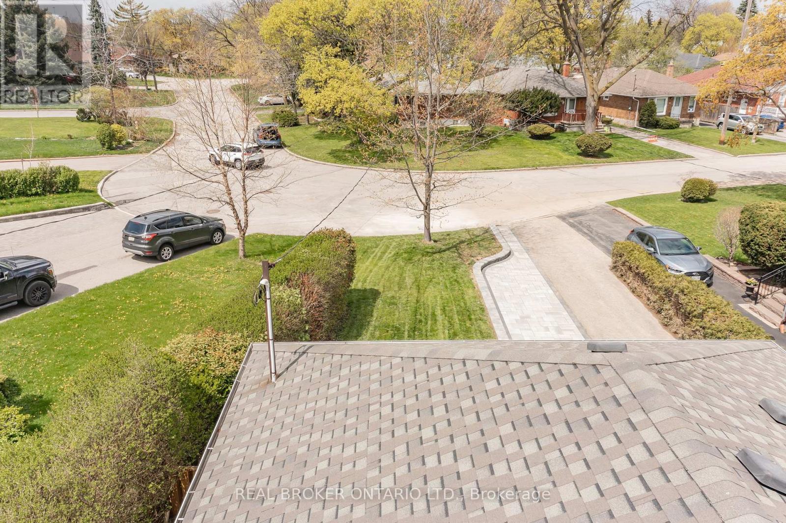 32 CHRISTINA CRESCENT - 29