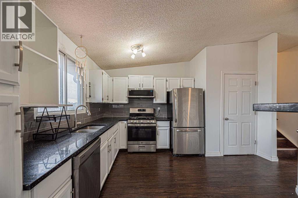 64 Castledale Crescent NE - 11