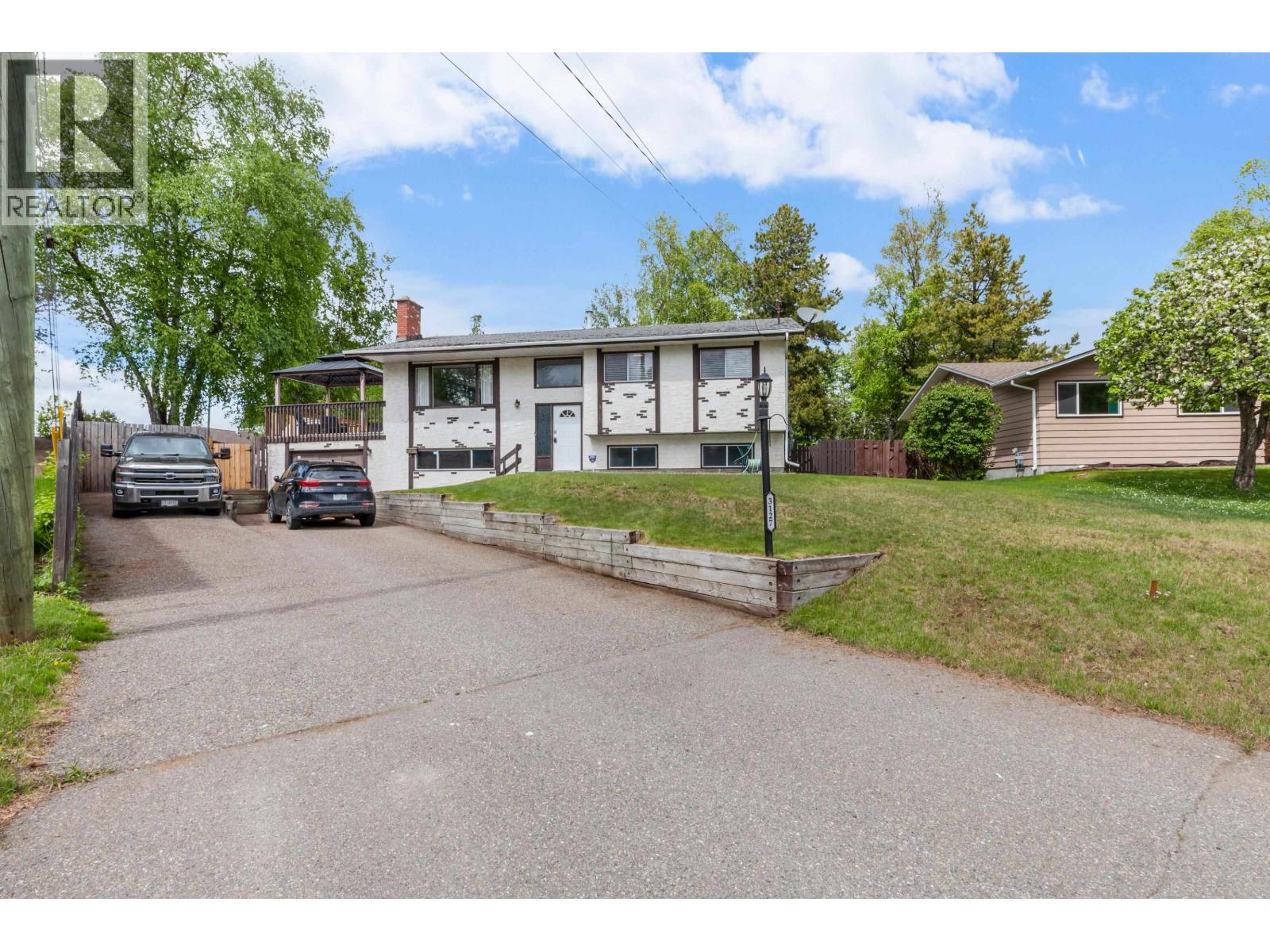3127 WALLACE CRESCENT - 1