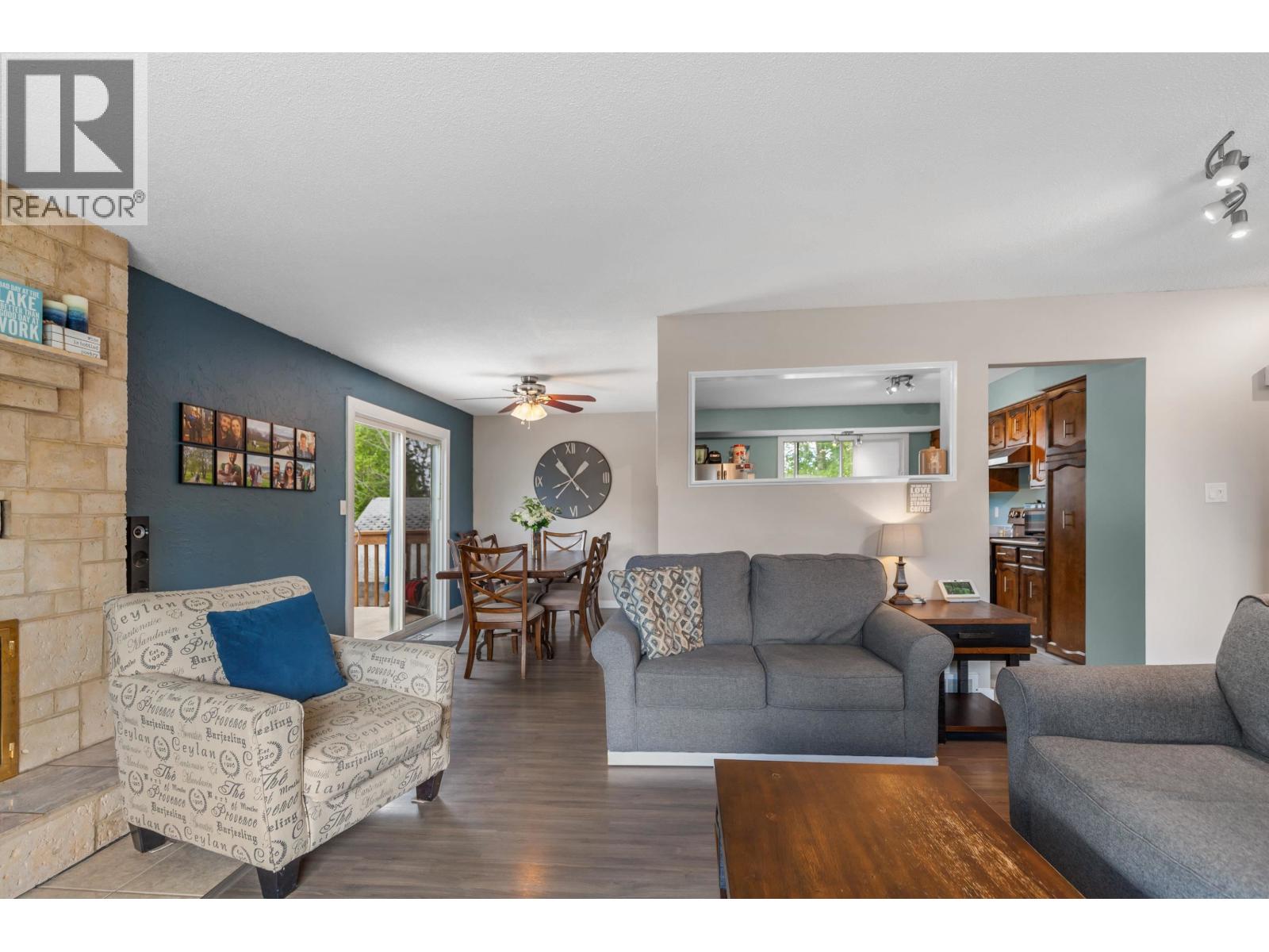 3127 WALLACE CRESCENT - 4