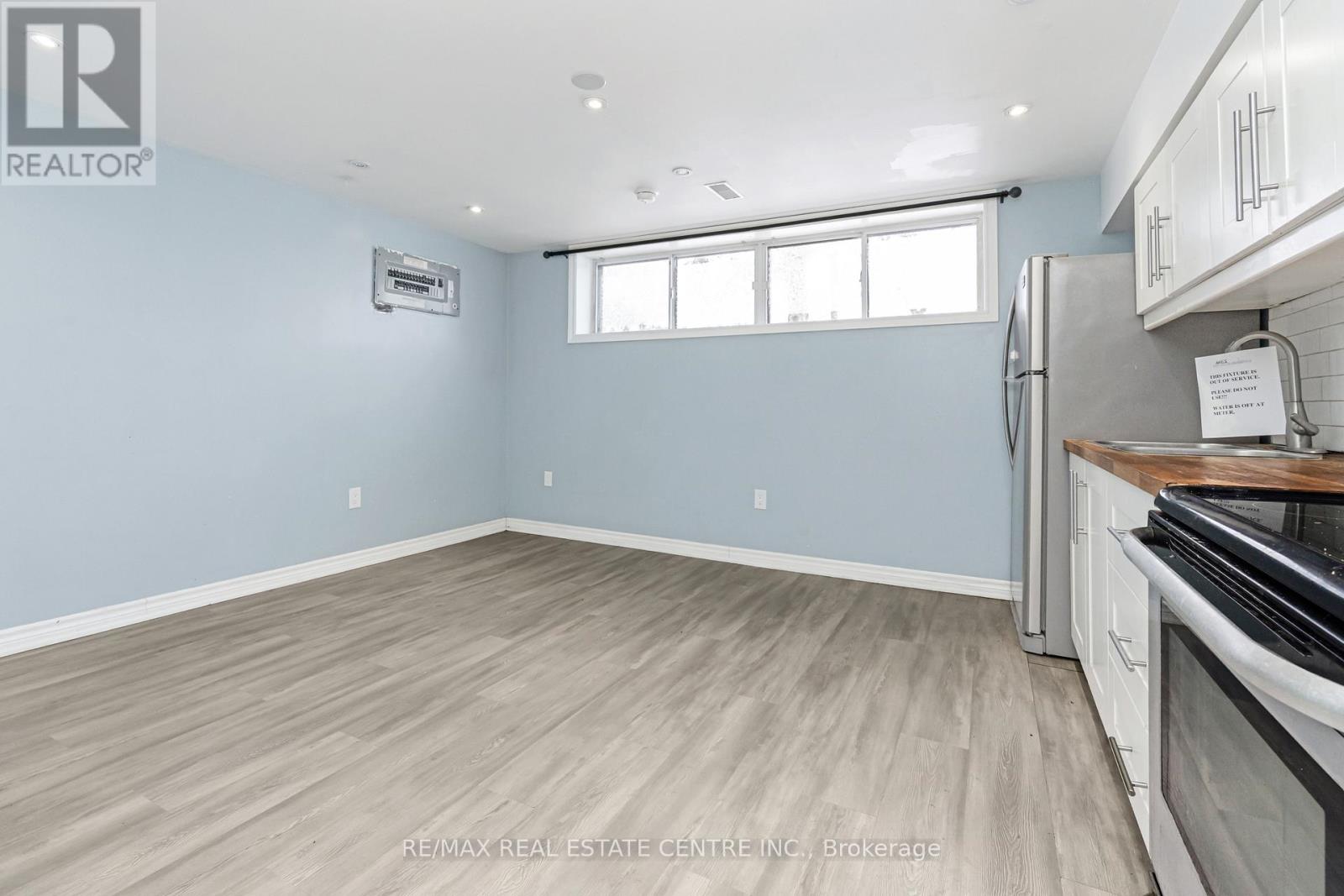 1 STANWOOD CRESCENT - 44