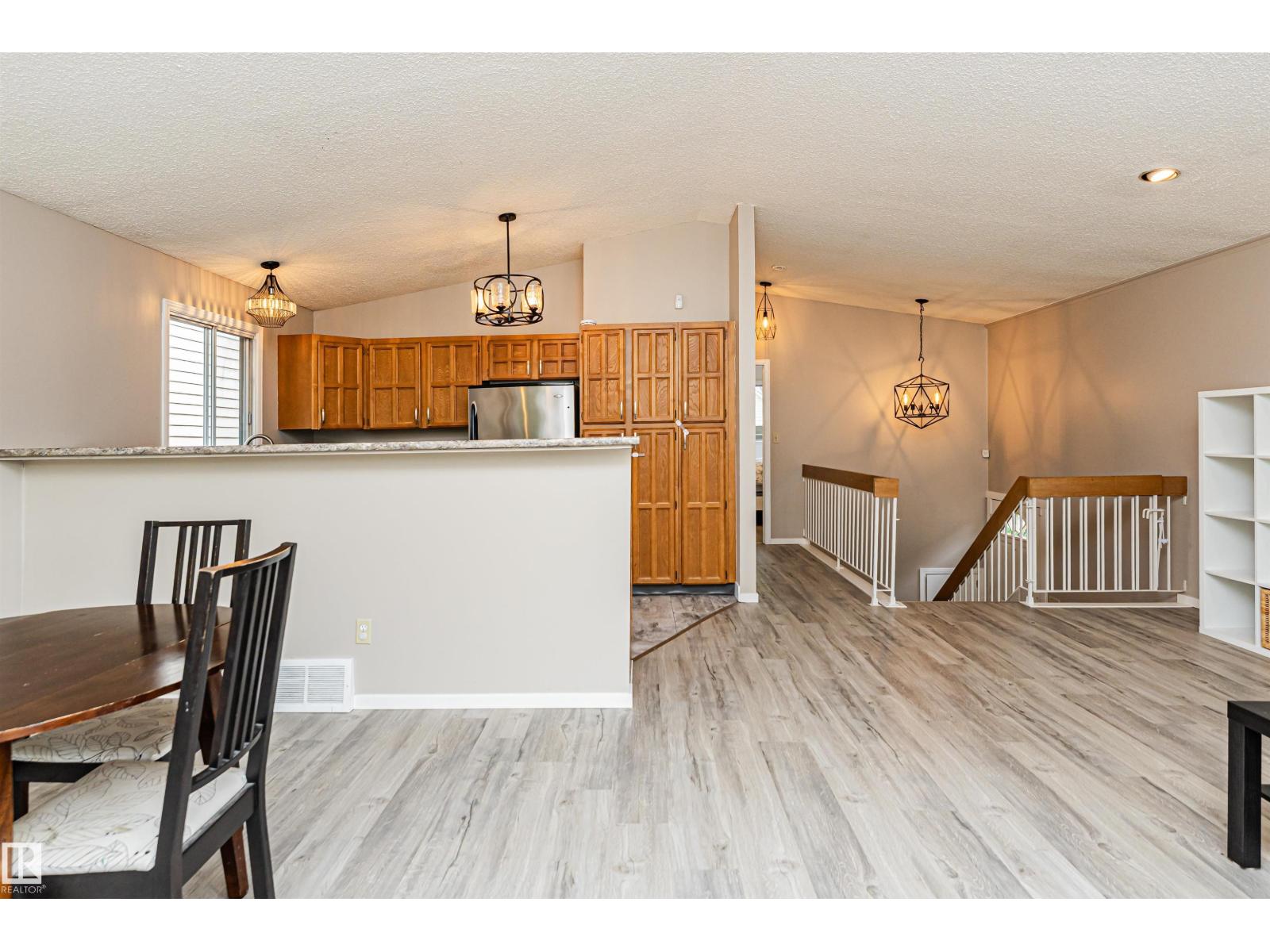 11013 81 AV NW - 16