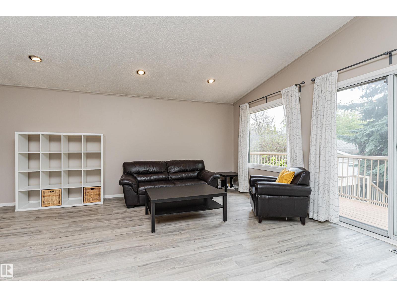 11013 81 AV NW - 17