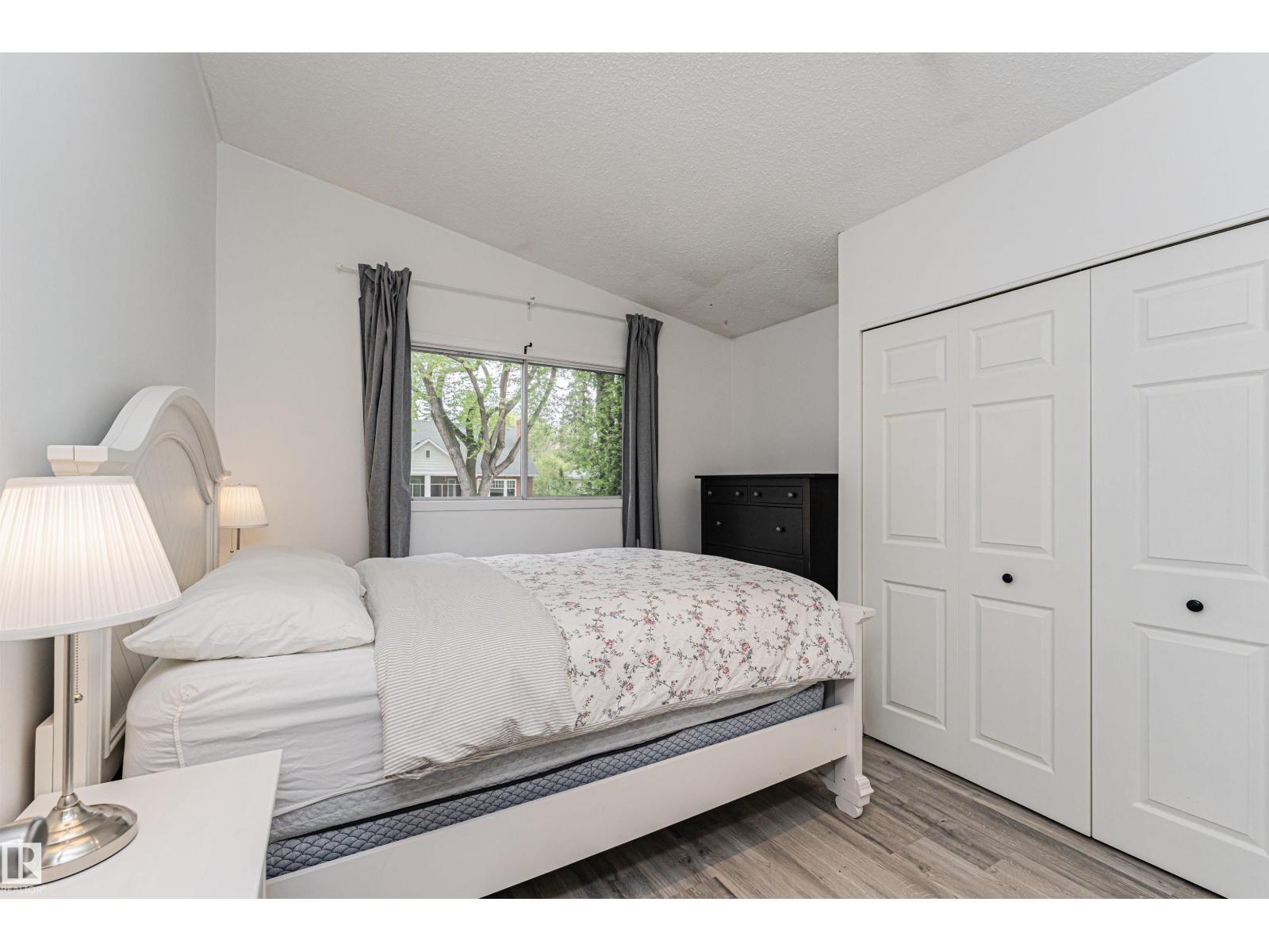 11013 81 AV NW - 20