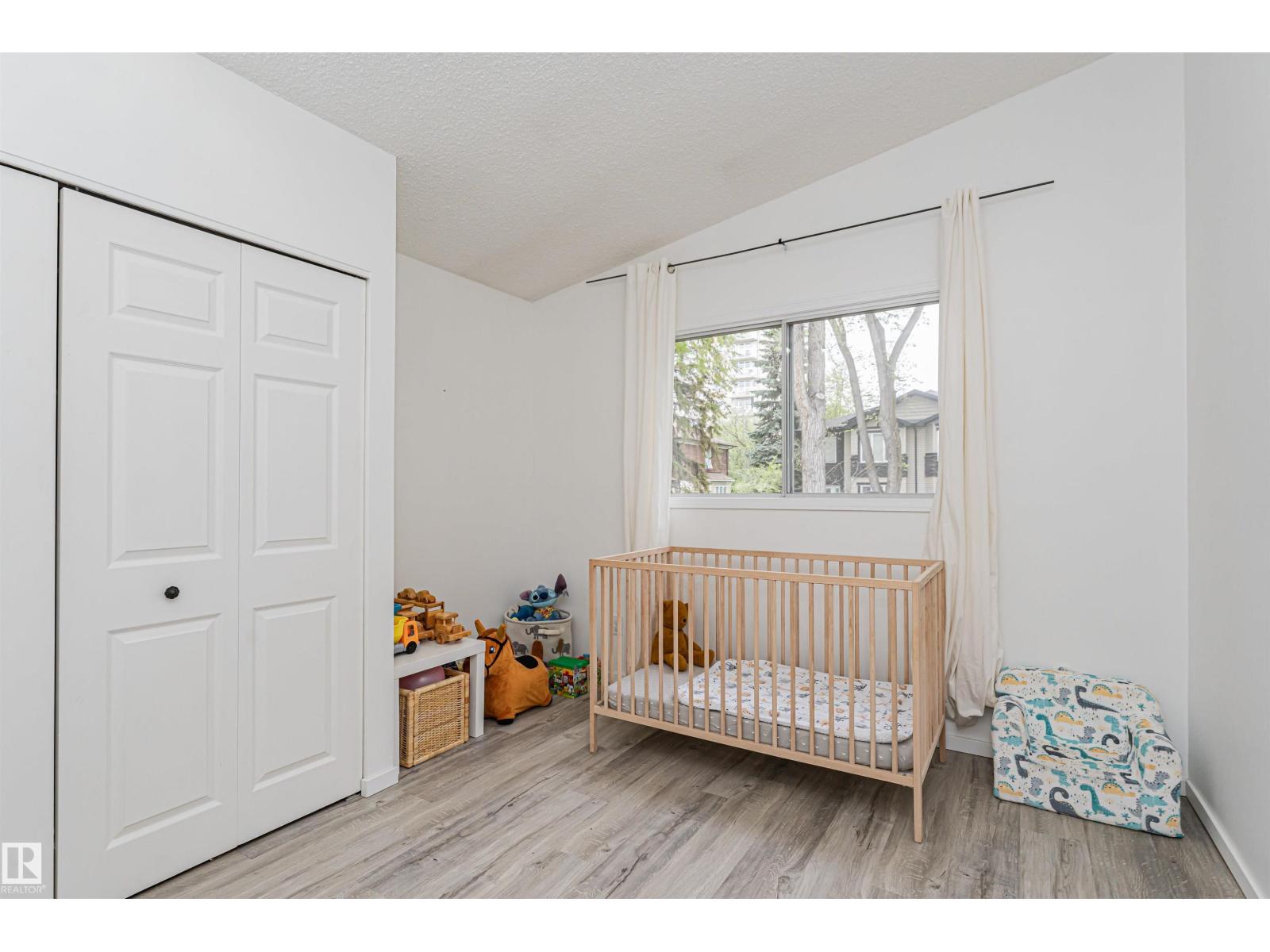 11013 81 AV NW - 22