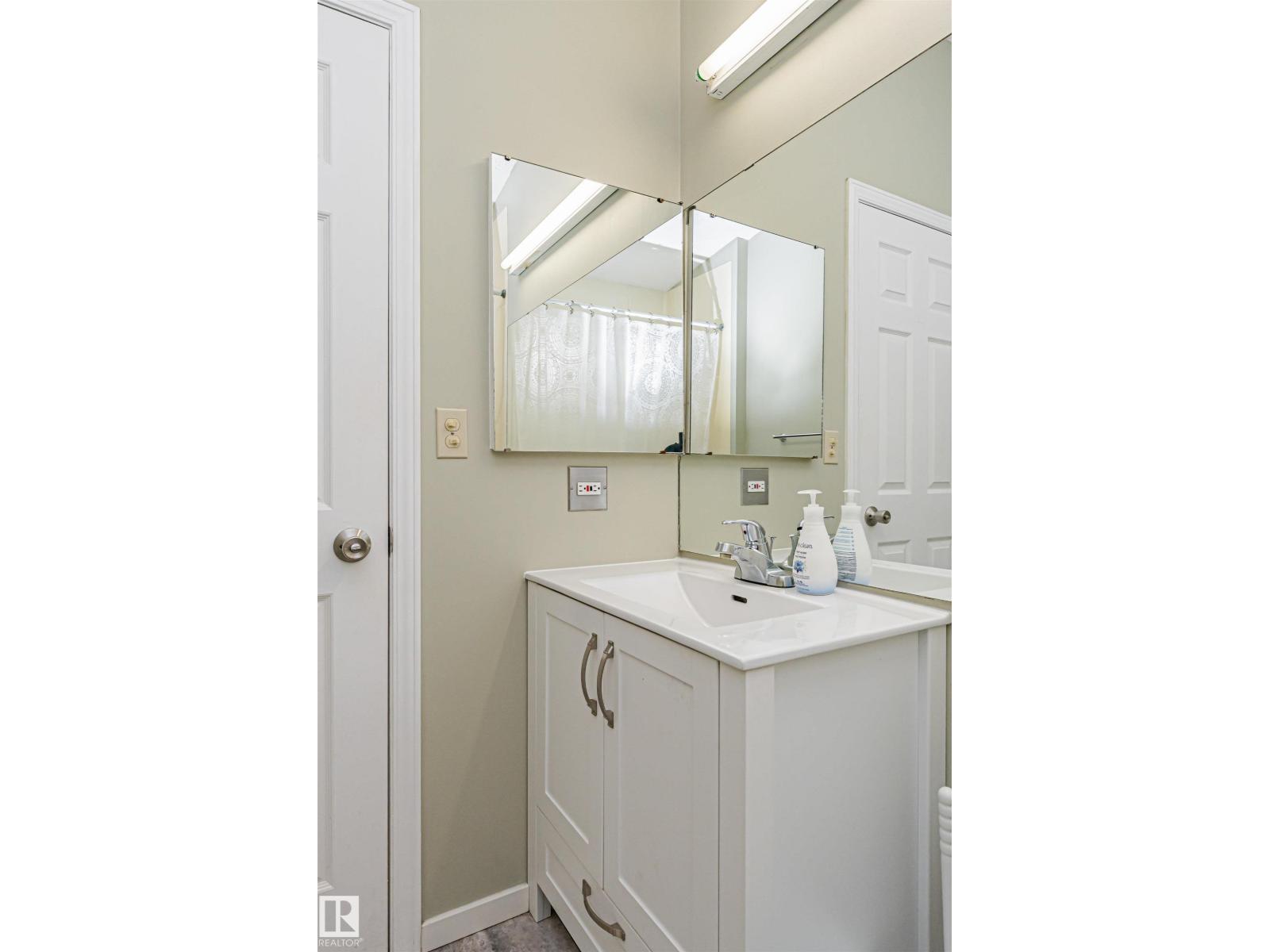 11013 81 AV NW - 25