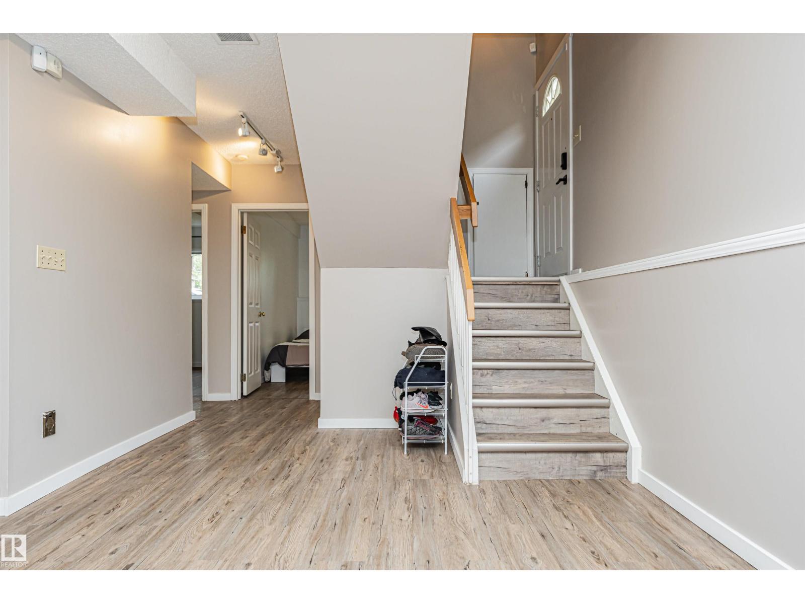 11013 81 AV NW - 26
