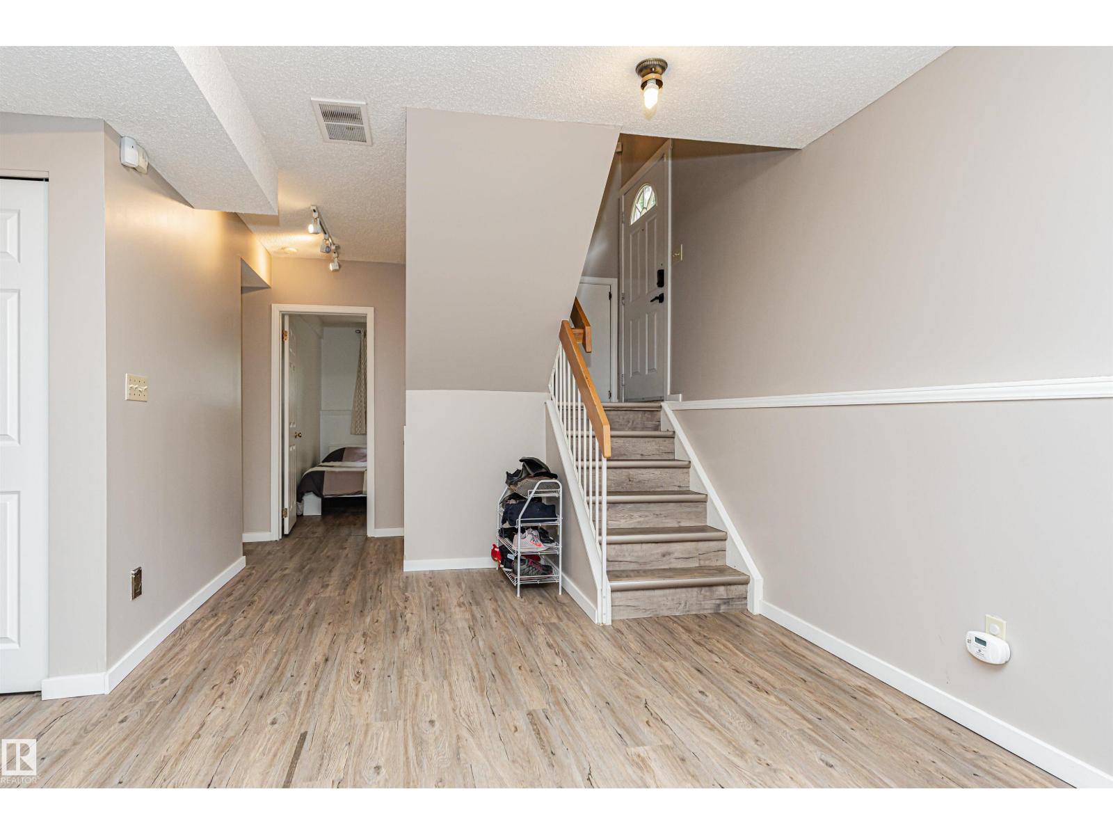 11013 81 AV NW - 27
