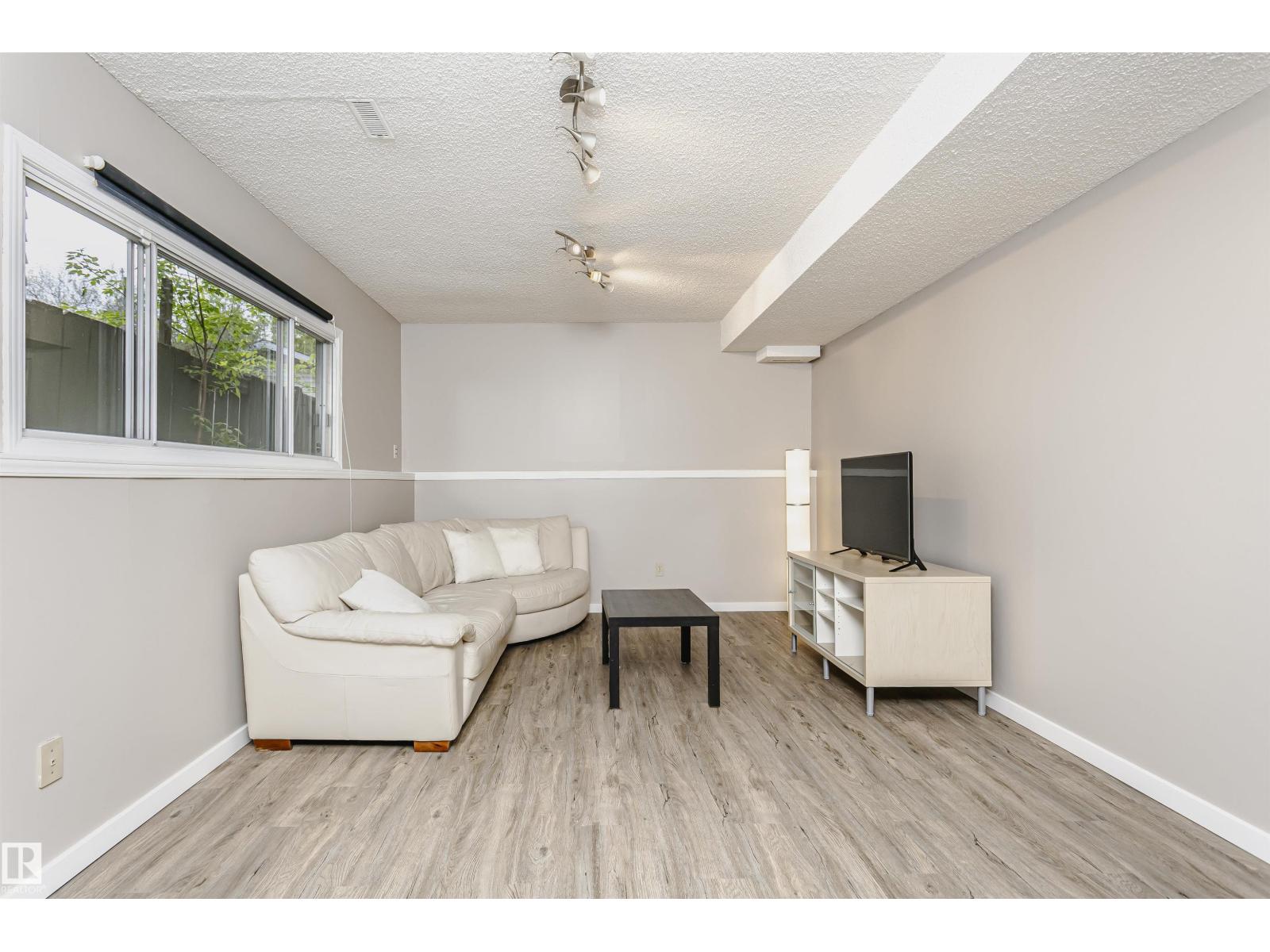 11013 81 AV NW - 28