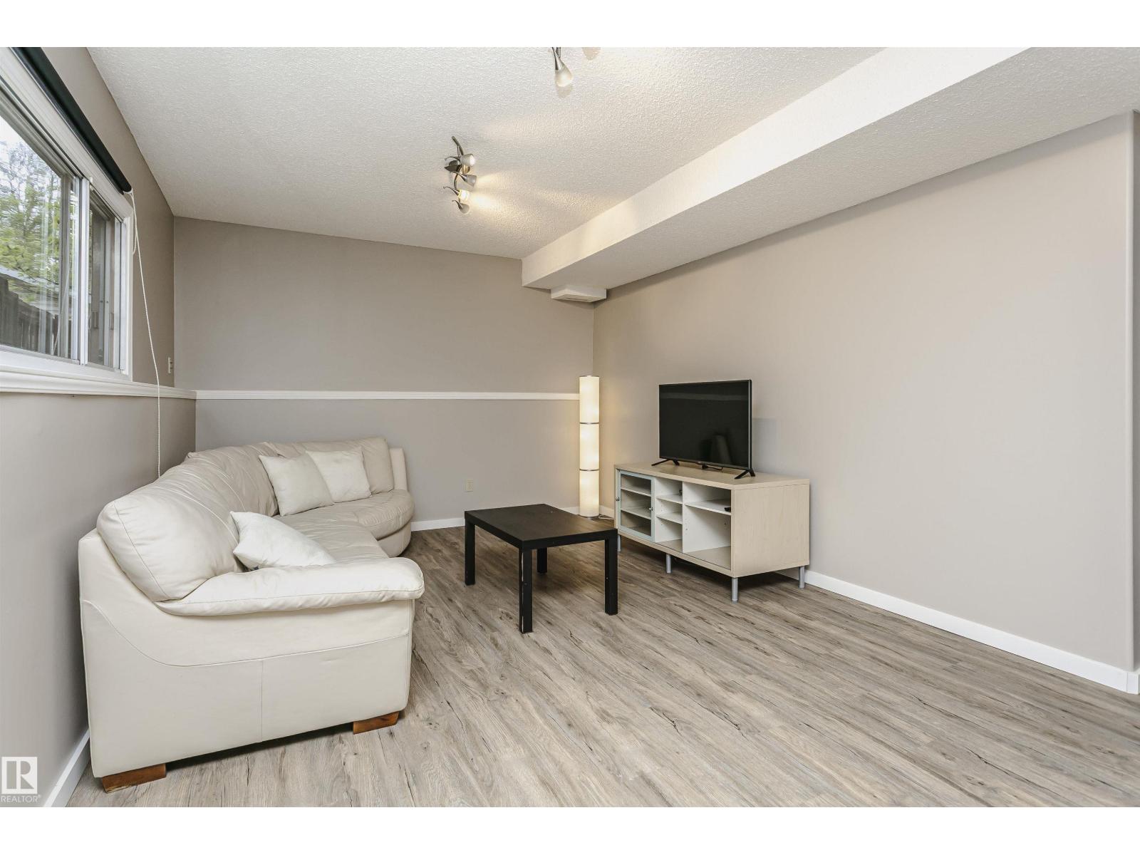 11013 81 AV NW - 29