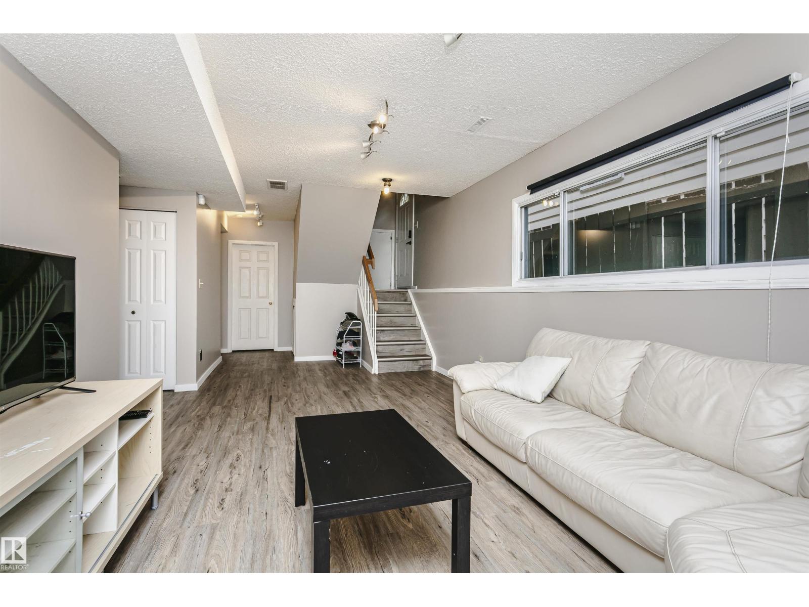 11013 81 AV NW - 30