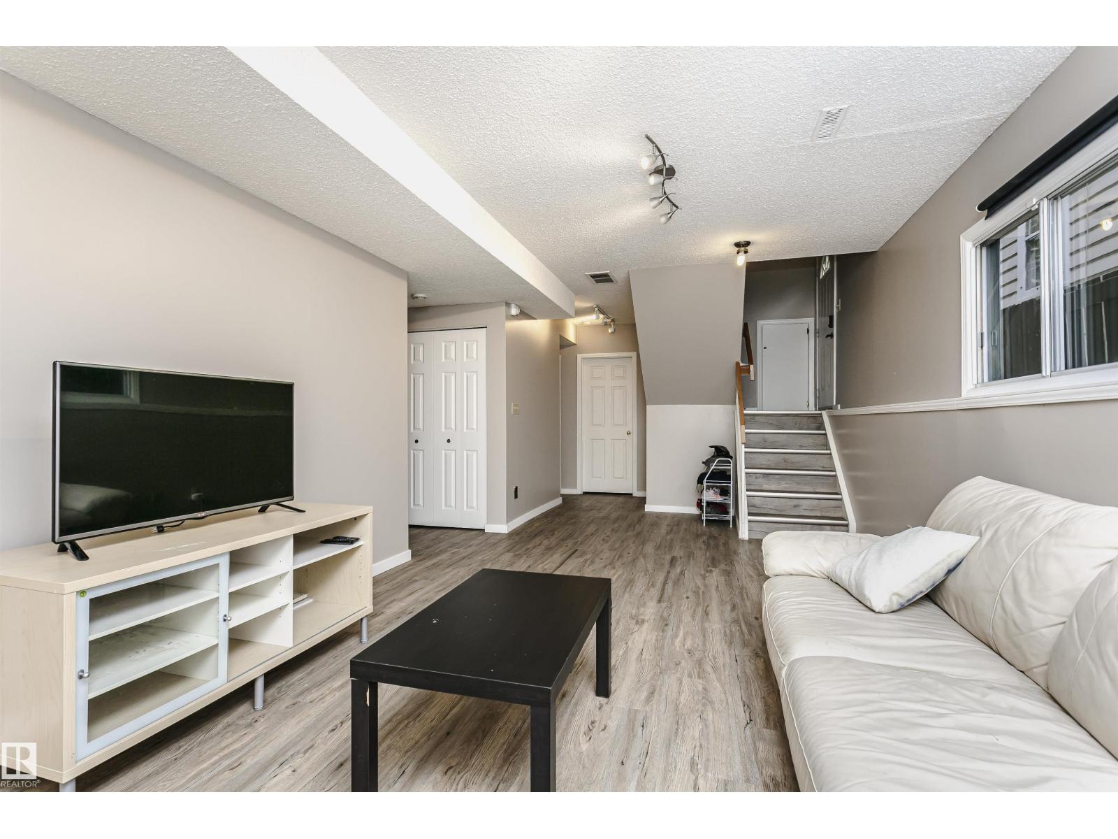 11013 81 AV NW - 31