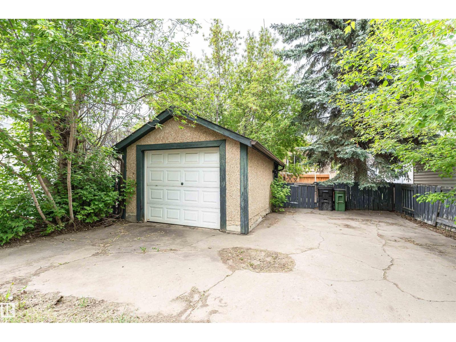 11013 81 AV NW - 49