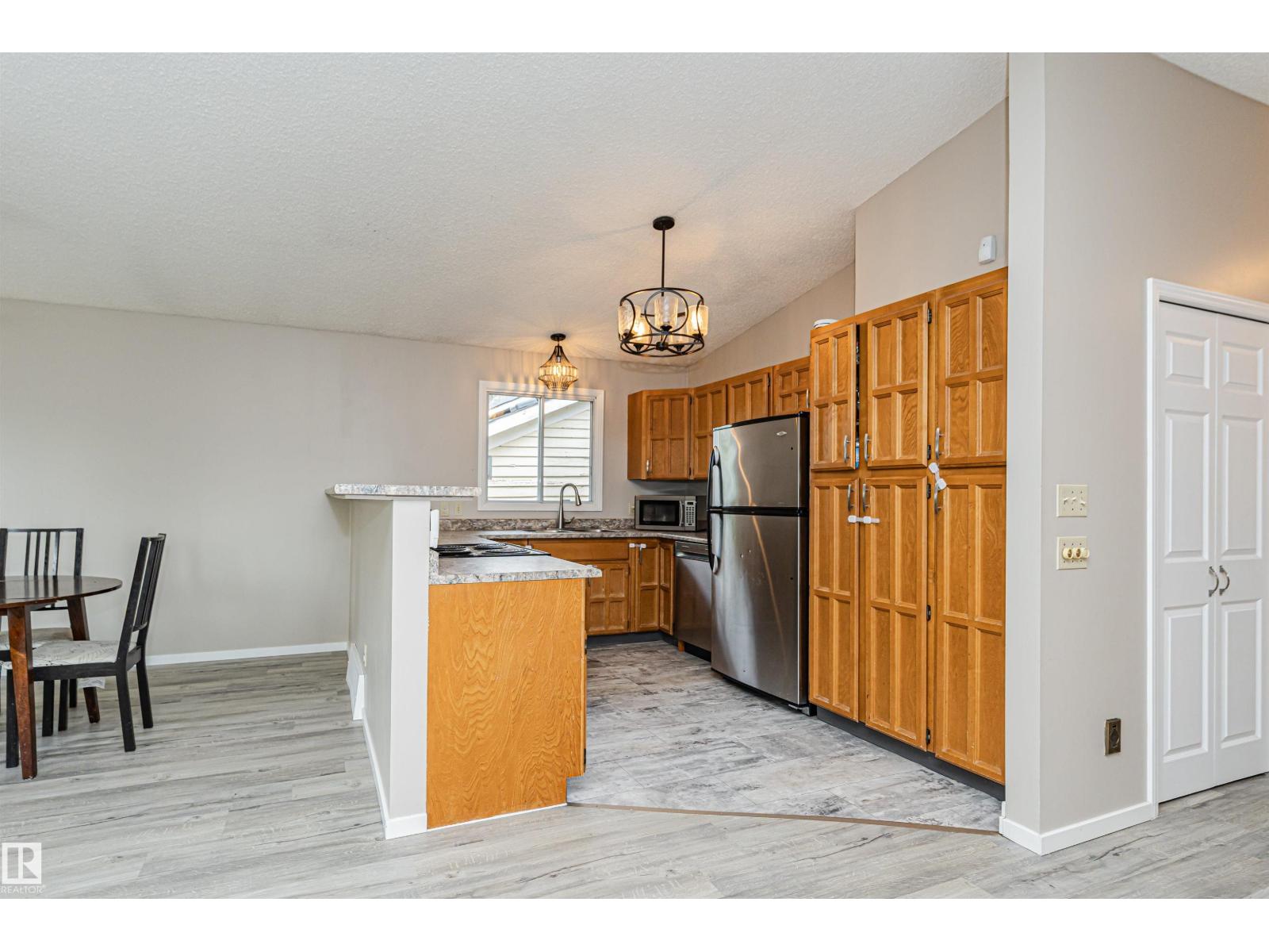 11013 81 AV NW - 6