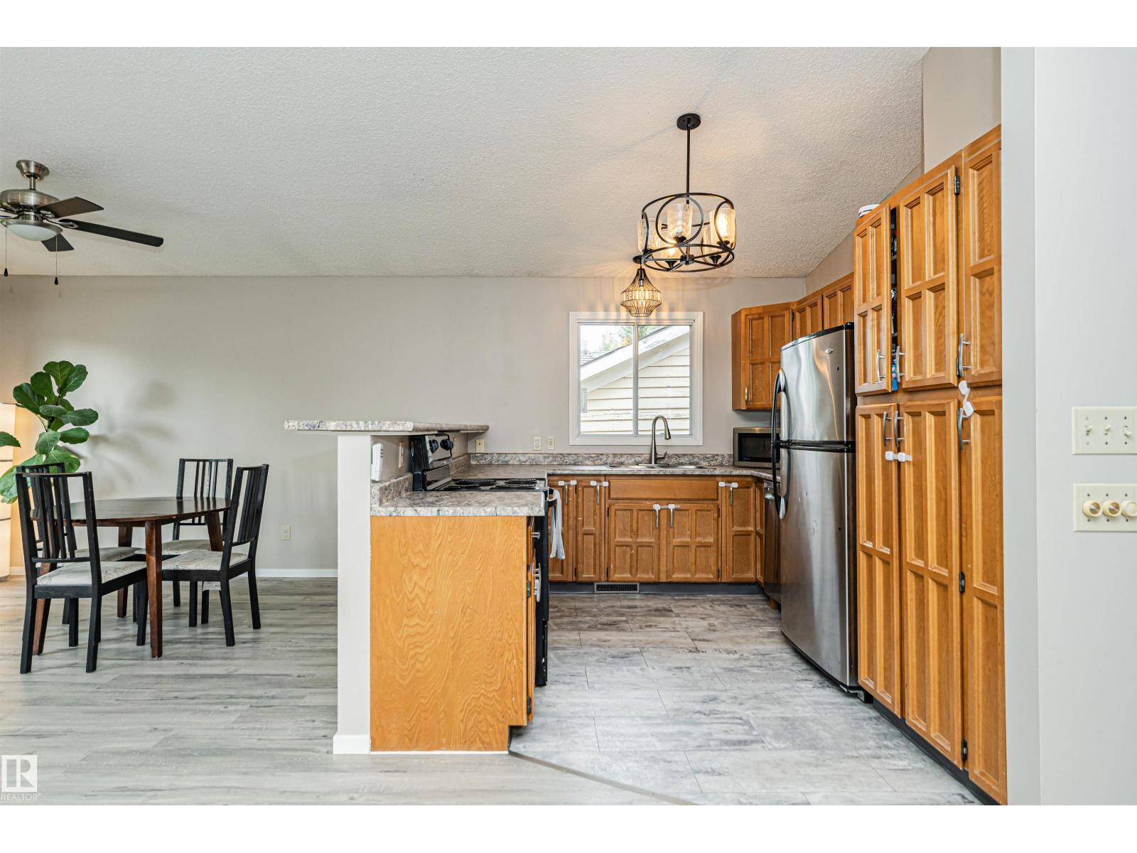 11013 81 AV NW - 8