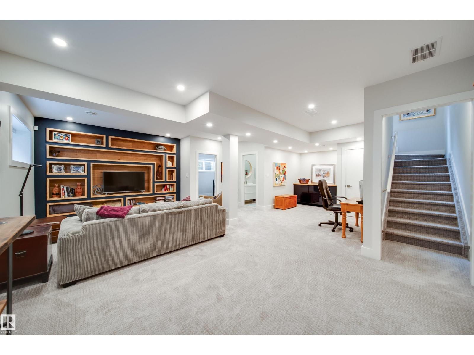 10823 67 AV NW - 23