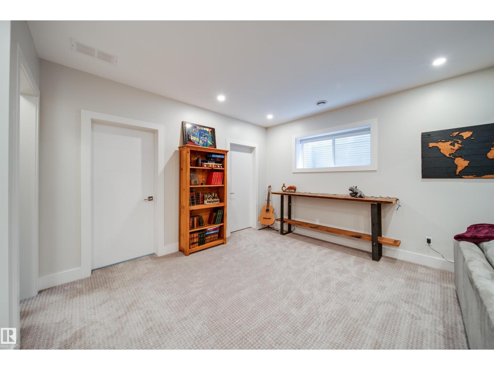 10823 67 AV NW - 26