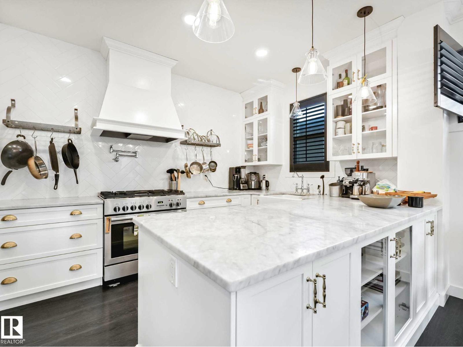 6420 106 ST NW - 10