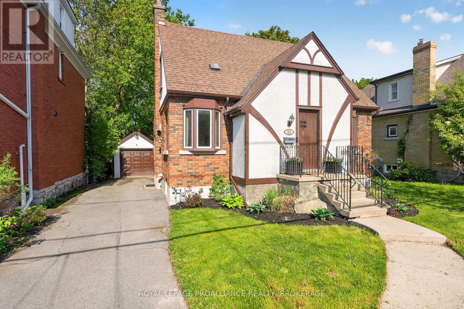 204 COLLINGWOOD STREET - 3