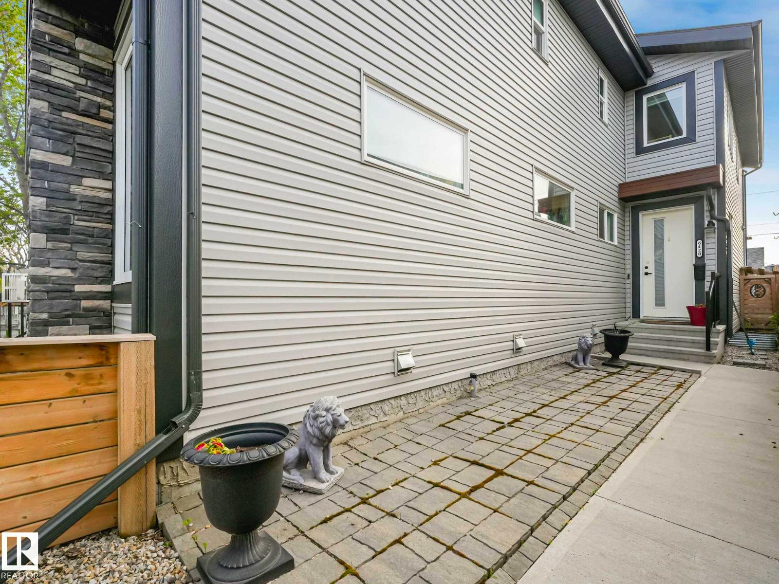 6420 106 ST NW - 67